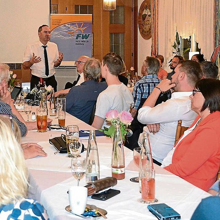 Im voll besetzten Seidlbräu-Nebenzimmer genoss Hubert Aiwanger bei der Jahreshauptversammlung der Freien Wählerden nach zwei Pandemiejahren endlich wieder möglichen persönlichen Kontakt zur Parteibasis; links Ortsverbandsvorsitzender Bürgermeister Helmut Fichtner. 